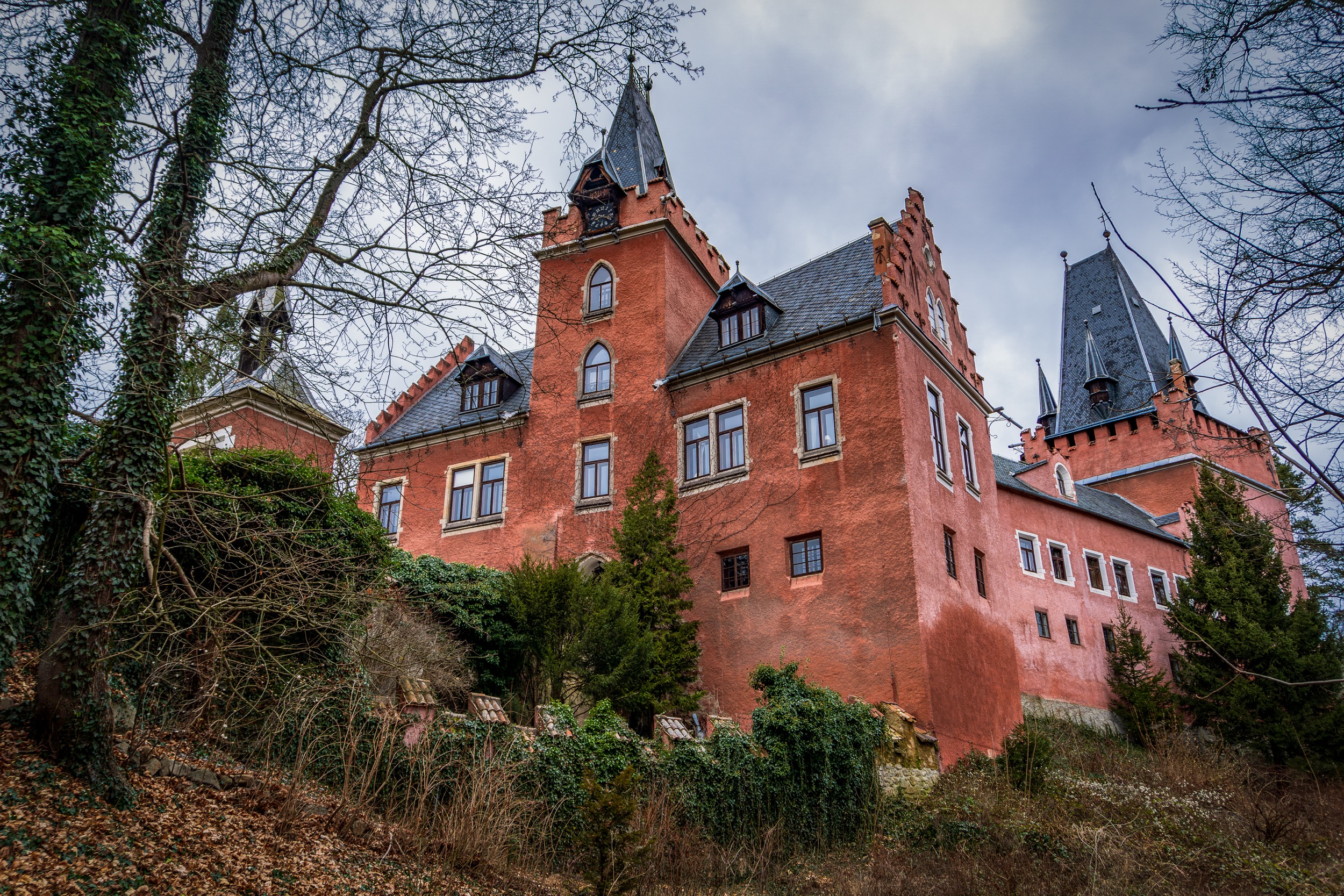 Cerveny Hradek Sideview 2