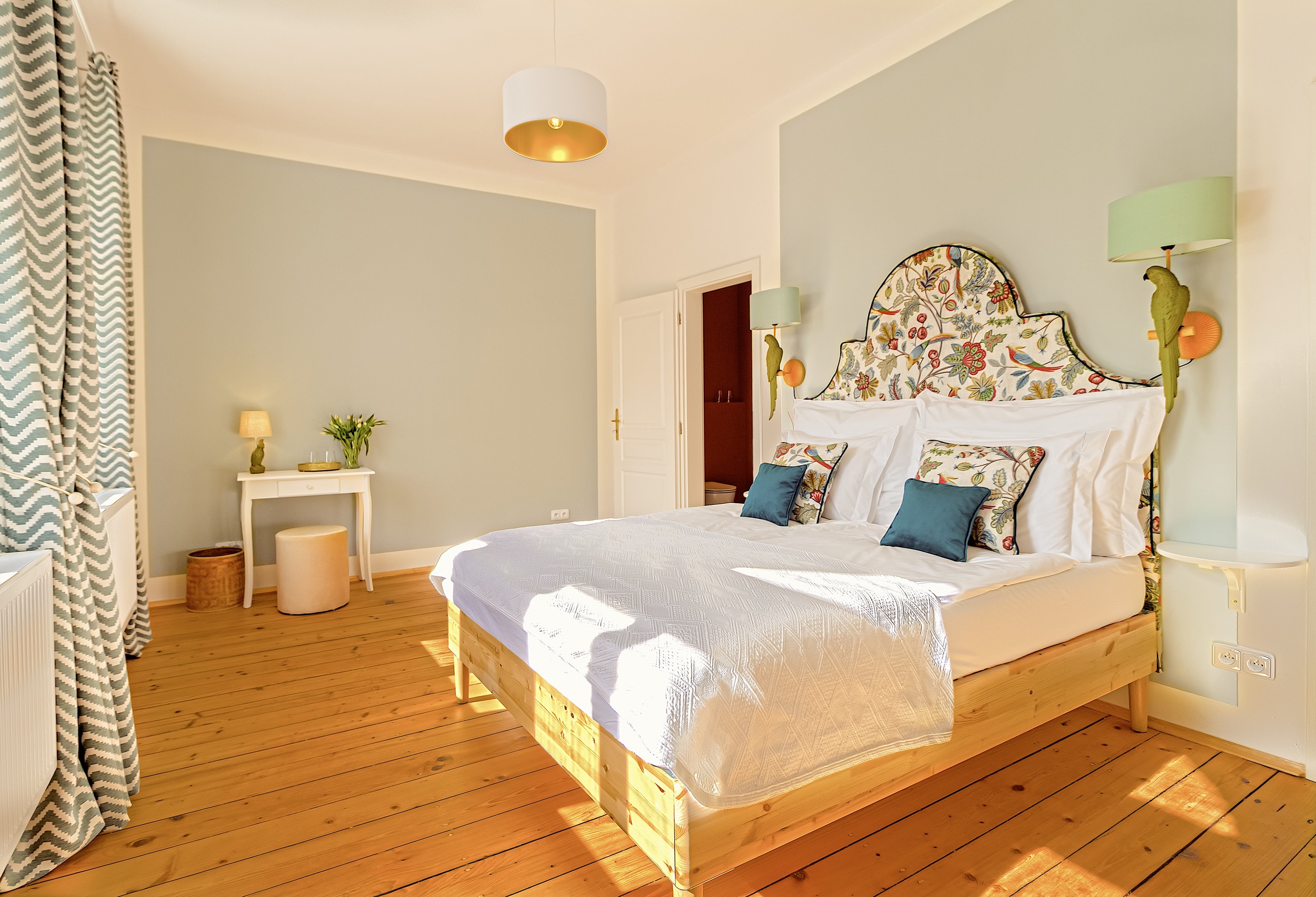 bed house cerveny